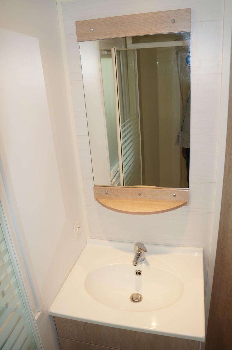 Vasque et miroir dans la salle de bains du mobil home O'HARA O'Phea 834 2005