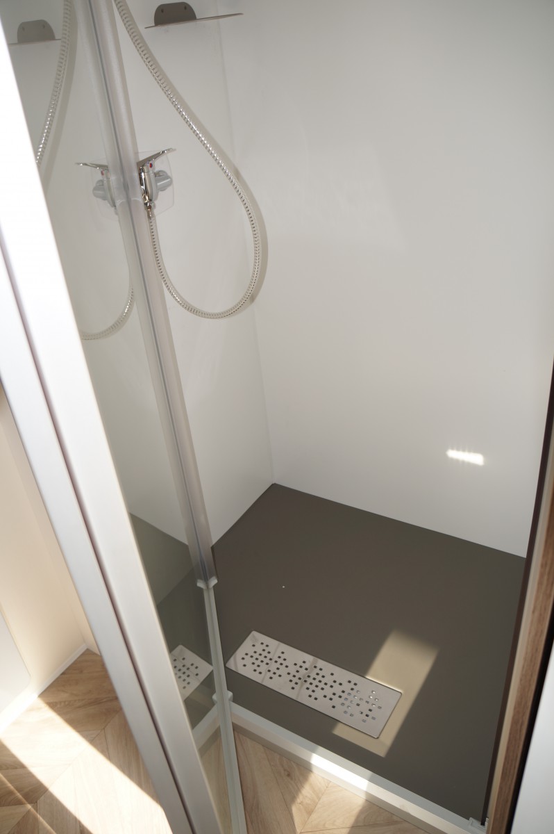 Douche avec porte basculante mobil-home IRM Hampton 2 chambres