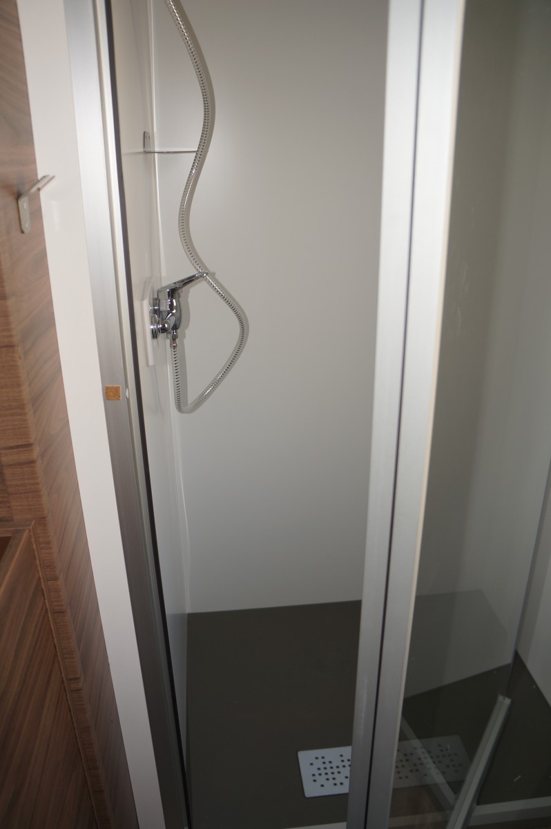 Douche avec porte basculante mobil-home IRM Long Island 2 chambres 2017
