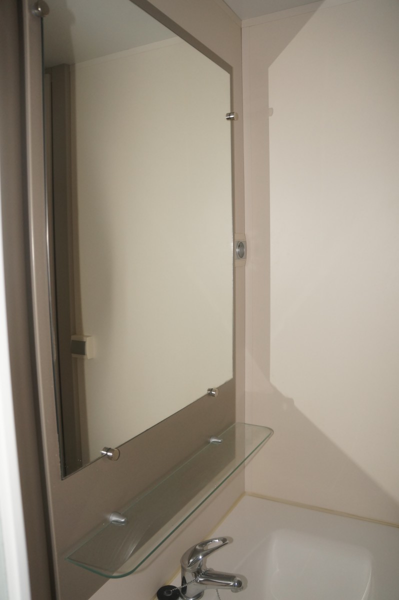 Le miroir de la salle de bain du Mobil-Home d'occasion IRM Saphir Panoramique 2011