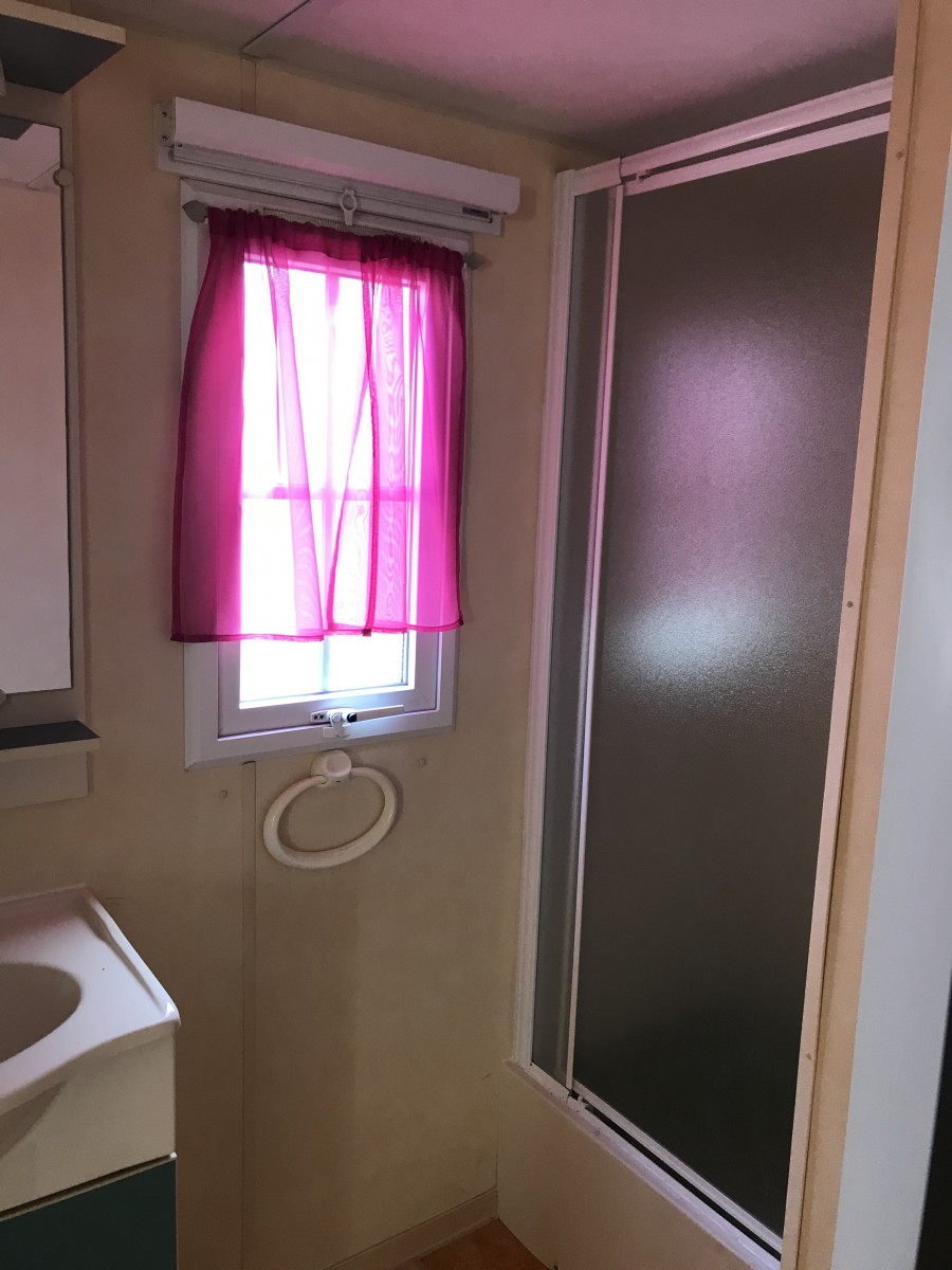 La cabine de douche de la salle de bain du Mobil-Home d'occasion IRM Super Mercure Provence 2001