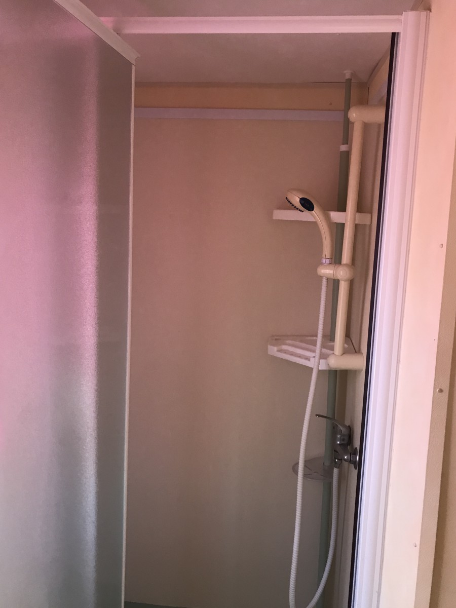 L'intérieur de la cabine de la salle de bain du Mobil-Home d'occasion IRM Super Mercure Prove