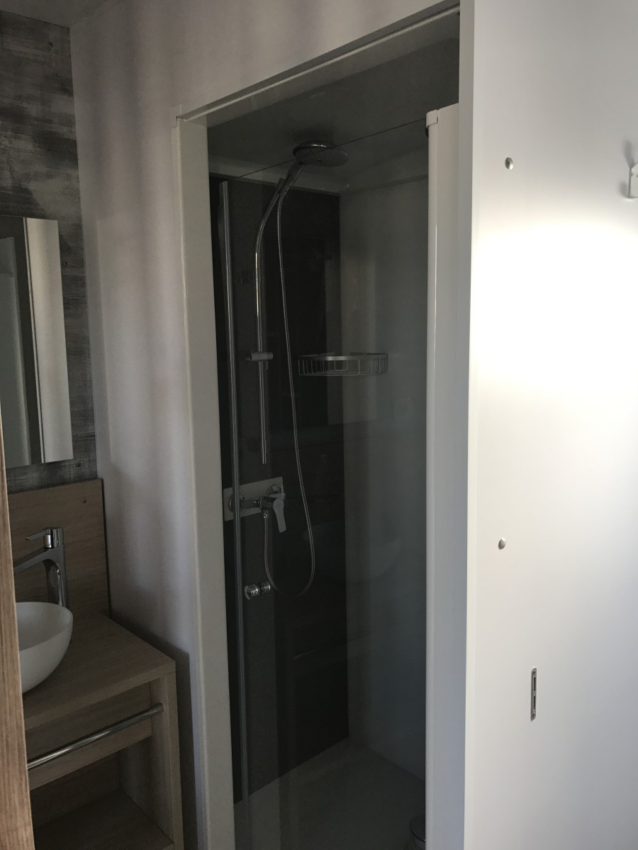 La cabine de douche de la chambre parentale du mobil-home Louisiane Taos F5 2017