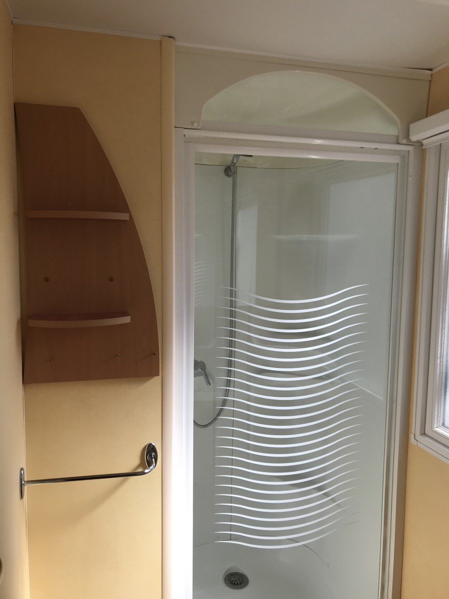 La cabine de douche de la salle de bain du mobil home IRM Super Octalia 2004