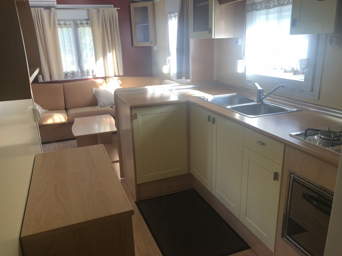 Cuisine d'angle du mobil home d'occasion Sun Living 845L4