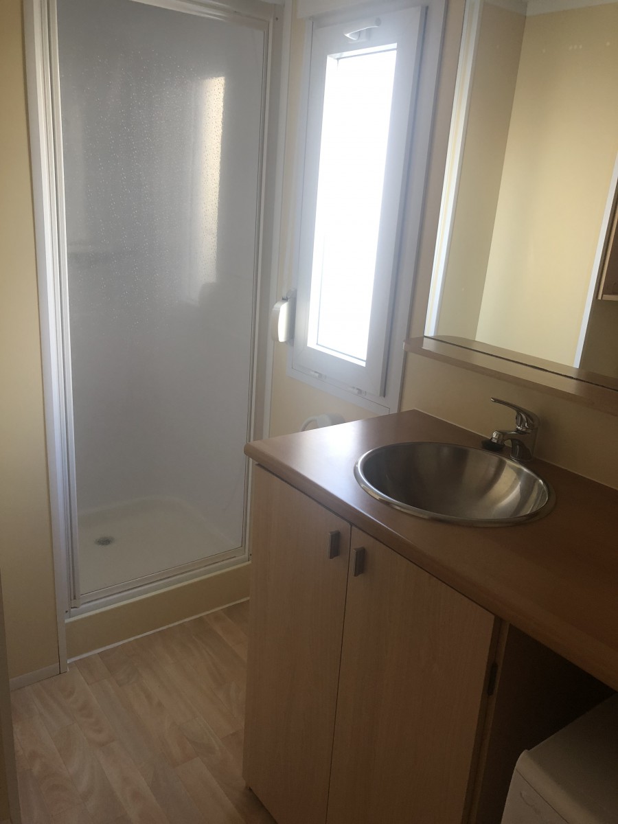 Salle de bain du mobil home d'occasion Sun Living 845L4