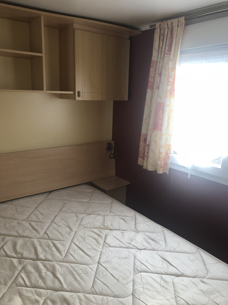 Chambre parentale du mobil home d'occasion Sun Living 845L4