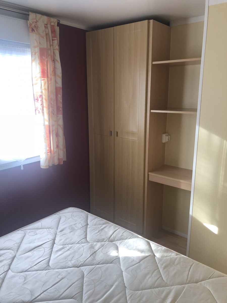 Chambre parentale du mobil home d'occasion Sun Living 845L4