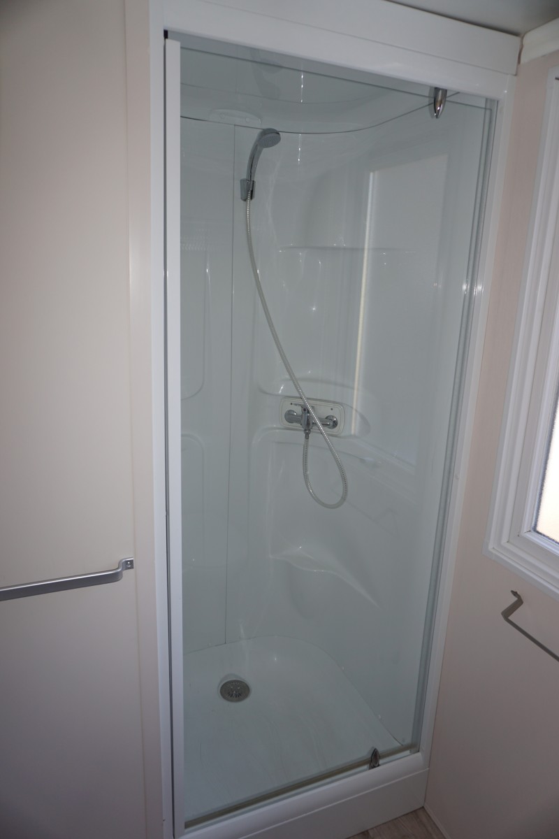 Cabine de douche salle d'eau suite parentale du mobil home 3 chambres d'occasion IRM Luminosa