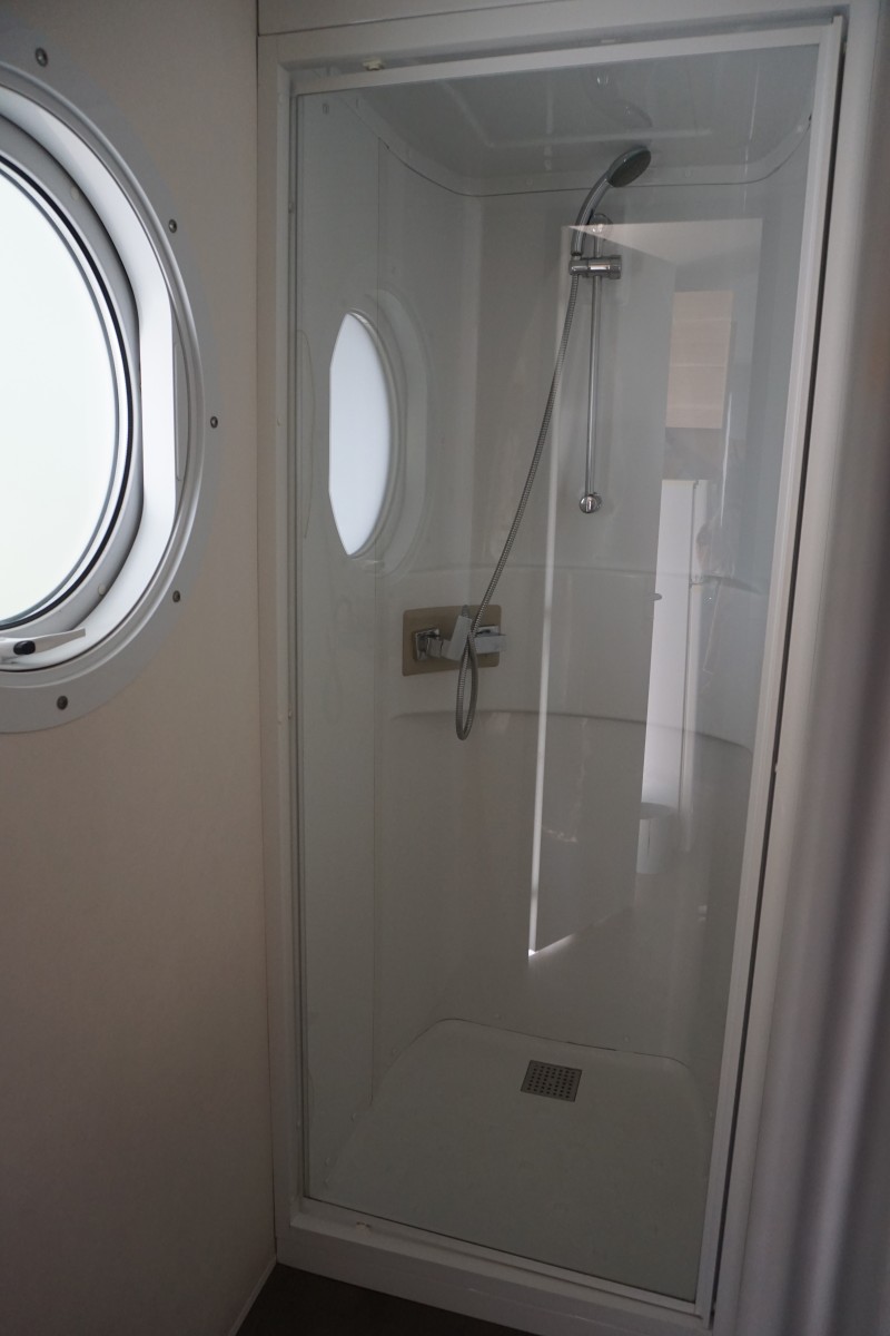 Cabine de douche du mobil home d'occasion 3 chambres O'HARA 784 installé en camping