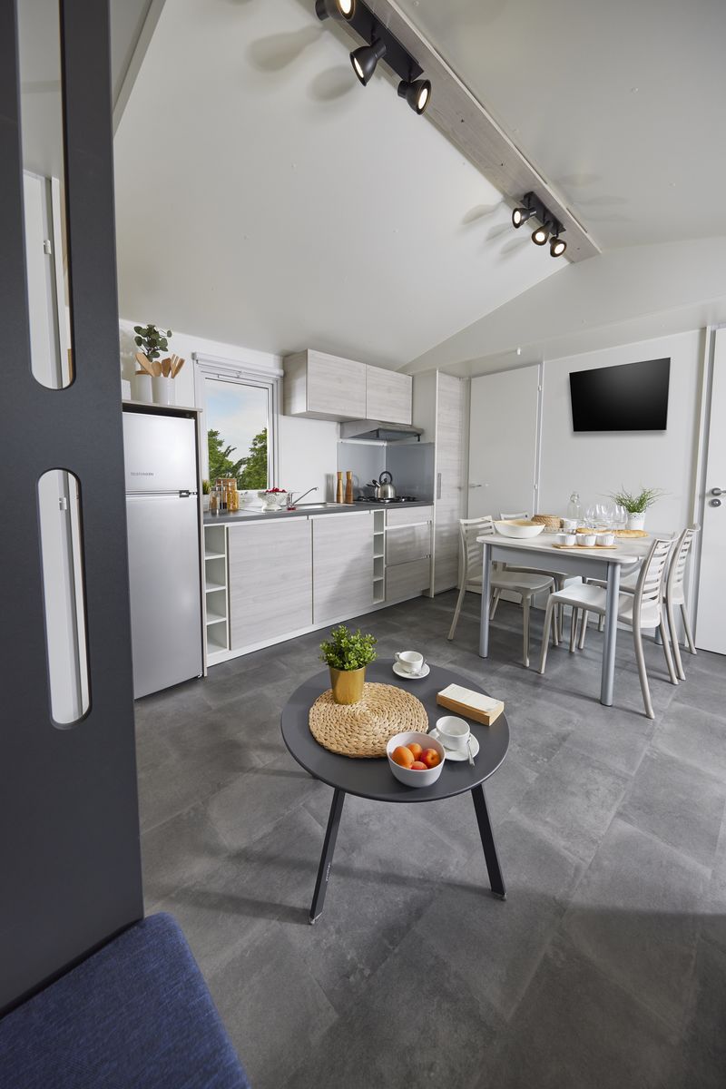 Cuisine du mobil home neuf sur parcelle en camping : TRIGANO Évolution 35 2022 3 chambres