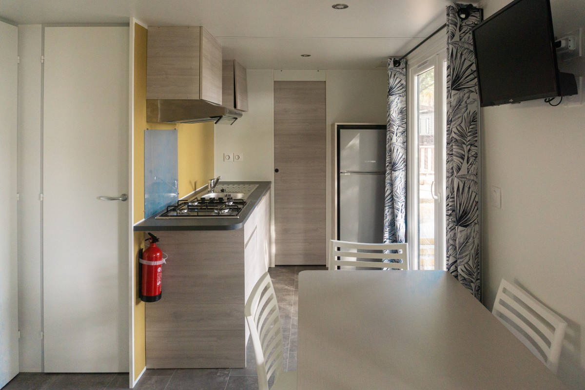 Cuisine du mobil home neuf 2 chambres TRIGANO Evo 29 sur parcelle en camping