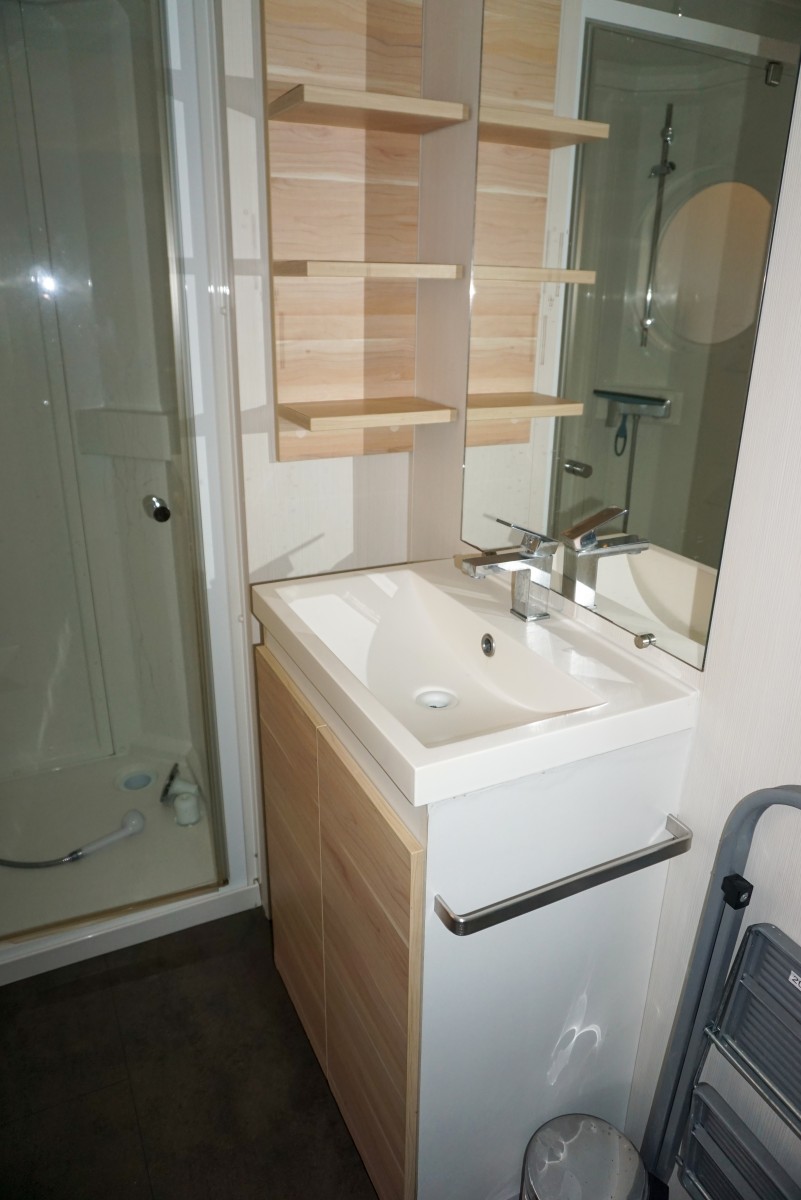 Salle de bain avec douche du mobil home occasion 3 chambres O'hara 884 2015