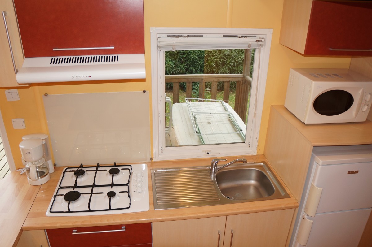 Equipement cuisine du mobil home IRM Super Mercure Grand Large 2005 camping Le Bosc d'en Roug