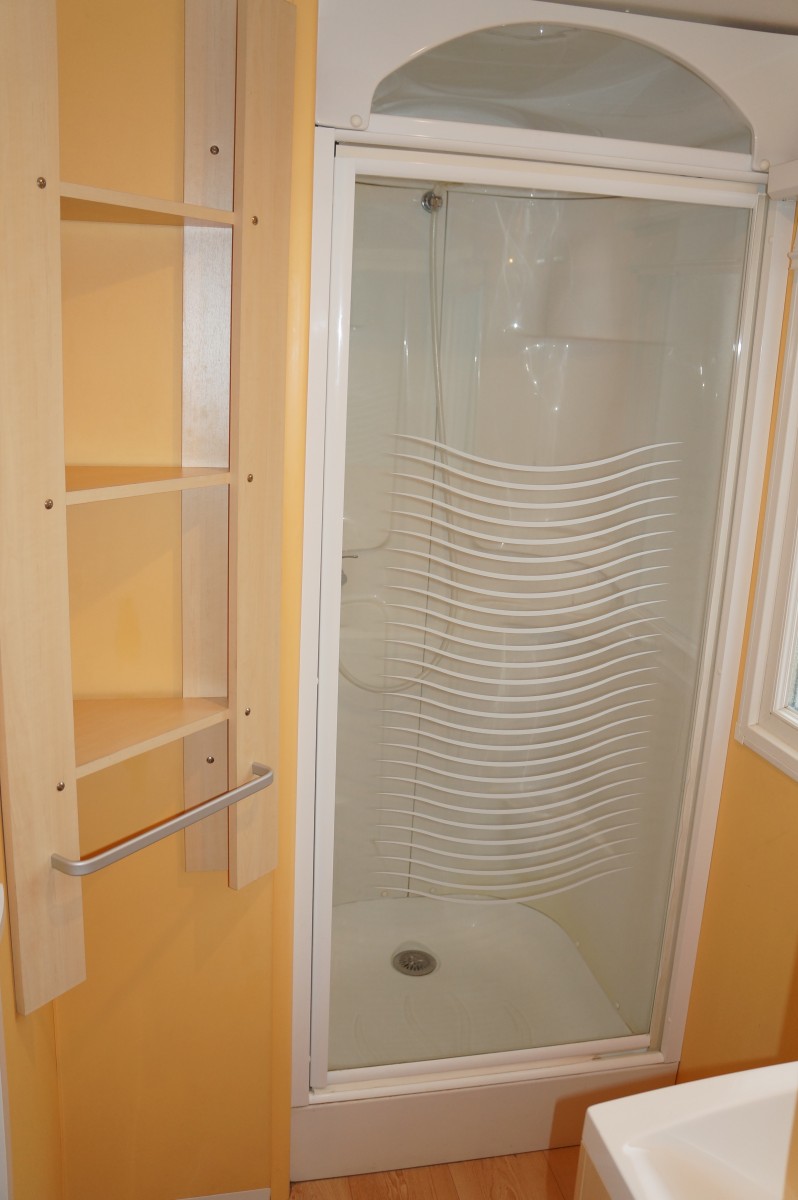 Cabine de douche du mobil home IRM Super Mercure Grand Large 2005 camping Le Bosc d'en Roug