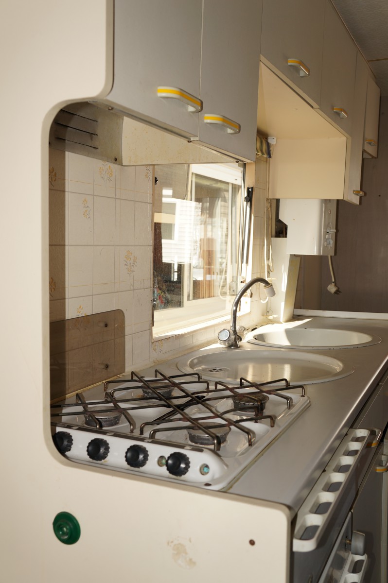 Table de cuisson et four vanette gaz dans la cuisine du mobil home ABI Phoenix 28 1992