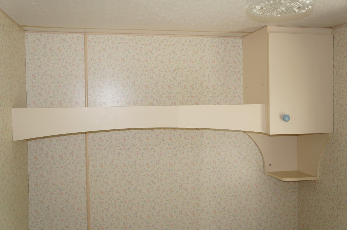 Rangements hauts têtes de lits dans la chambre 2 du mobil home ABI Phoenix 28 1992