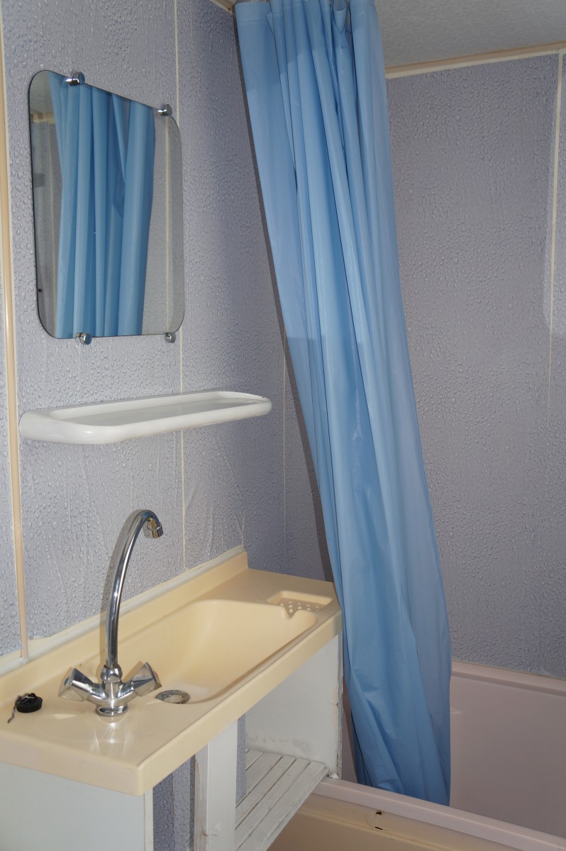 Cabinet de toilette dans la salle d'eau du mobil home ABI Phoenix 28 1992