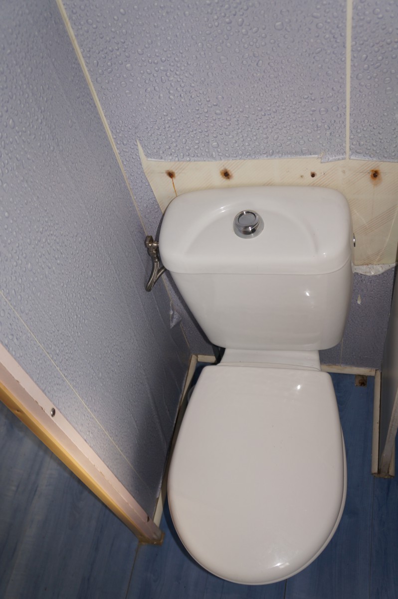 WC dans la salle d'eau du mobil home ABI Phoenix 28 1992