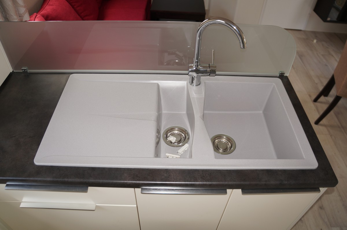 Evier 1 bac et demi dans la cuisine du mobil home Louisiane Blueberry XL 2012