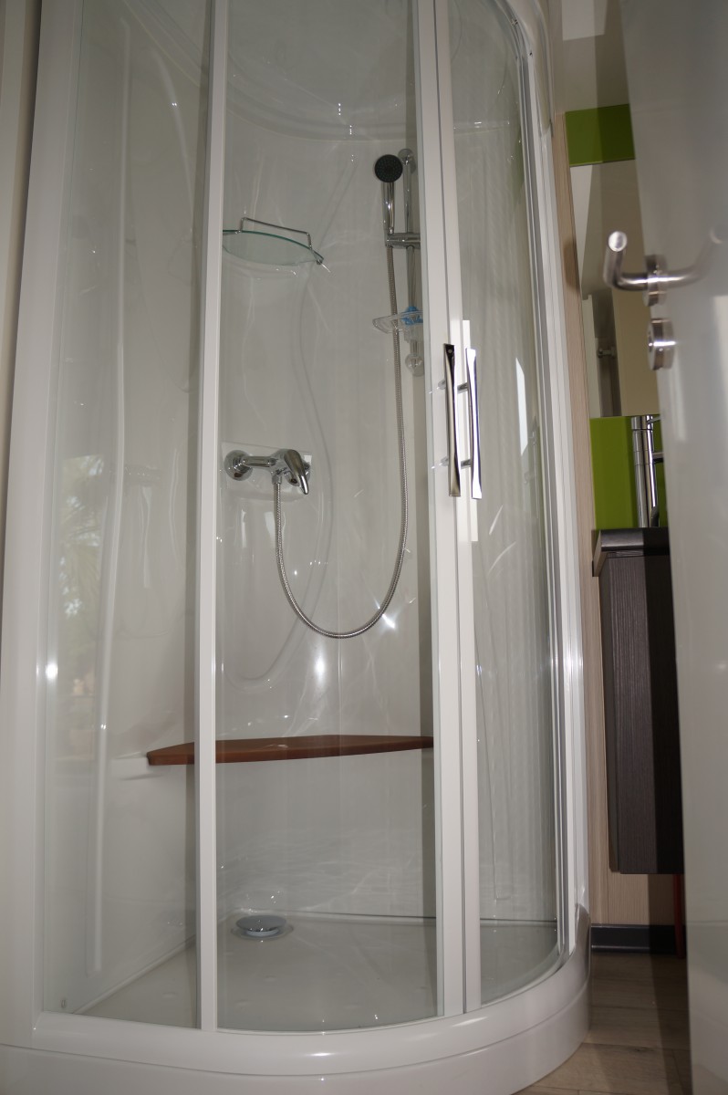 Cabine de douche dans la salle d'eau du mobil home Louisiane Blueberry xl 2012