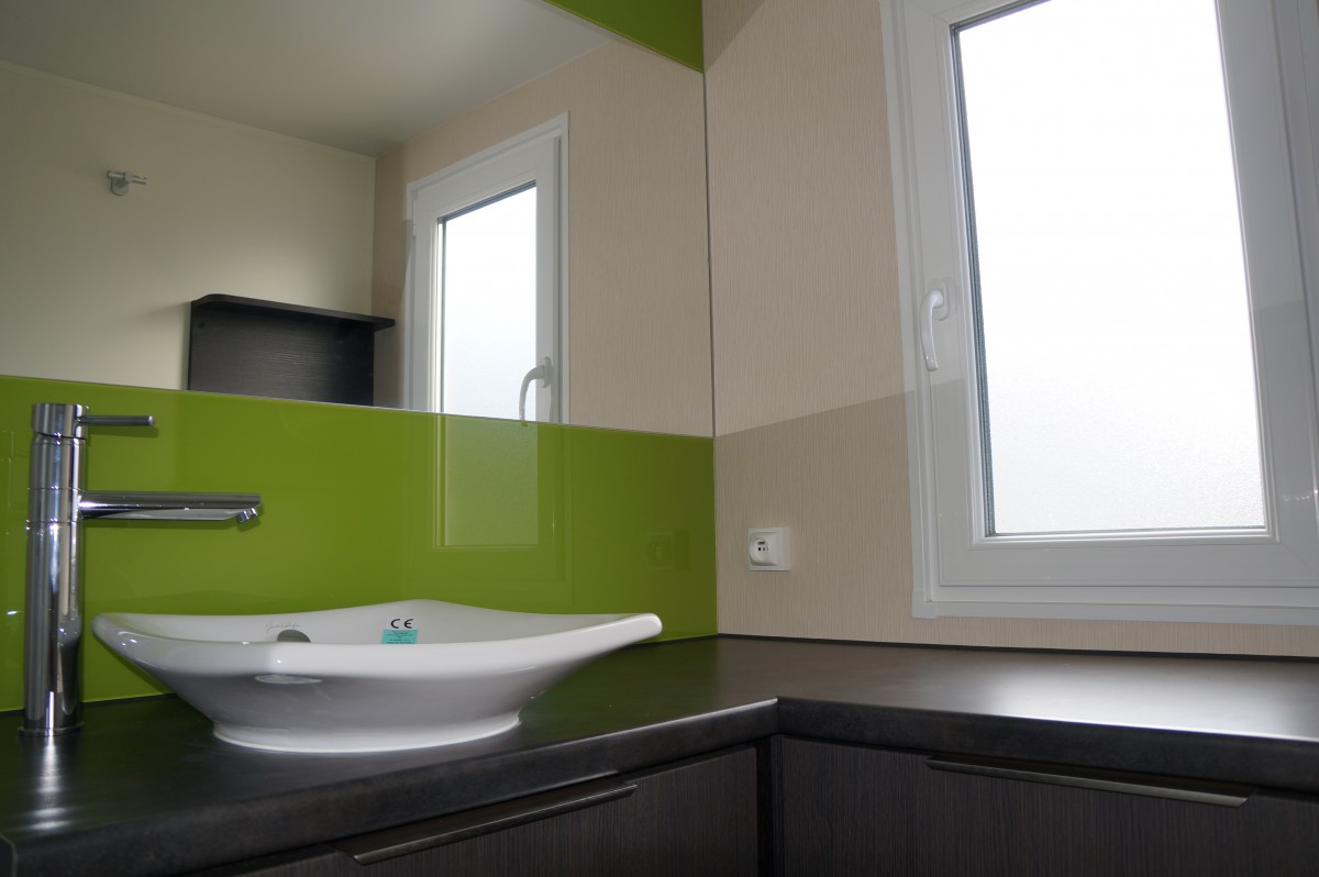 Vasque moderne et grand miroir dans la salle d'eau du mobil home Louisiane Blueberry xl 2012