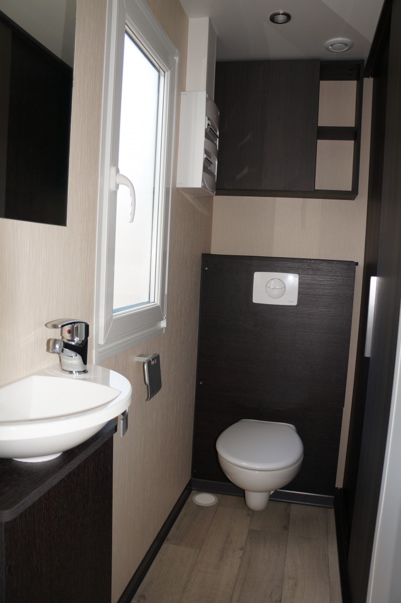 WC séparés avec lave mains dans le mobil home Louisiane Blueberry XL 2012