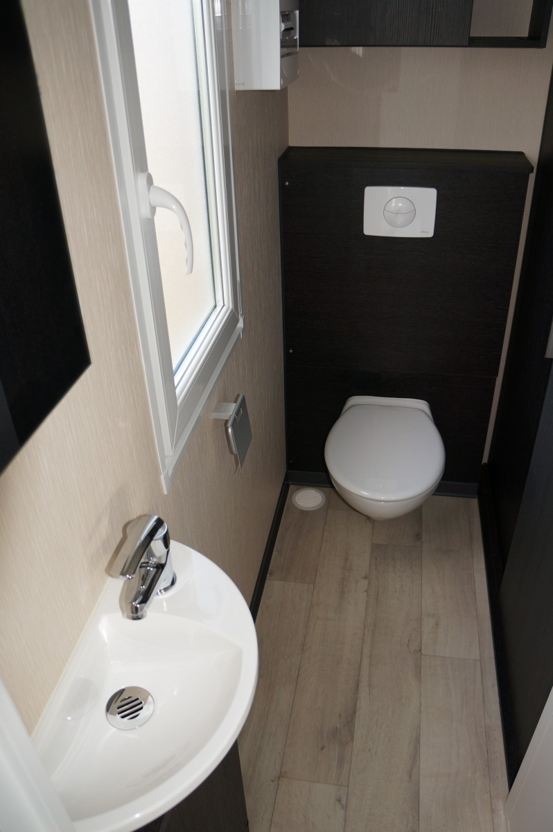 WC séparés avec lave mains dans le mobil home Louisiane Blueberry XL 2012