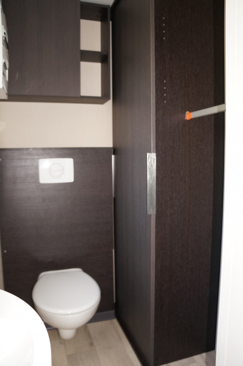 Penderie et rangements dans les toilettes du mobil home Louisiane Blueberry XL 2012
