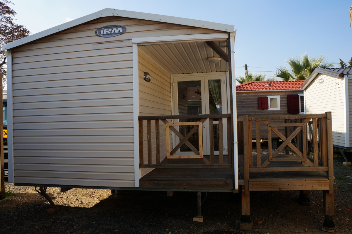 Vue de côté du  mobil home IRM Loggia 2008