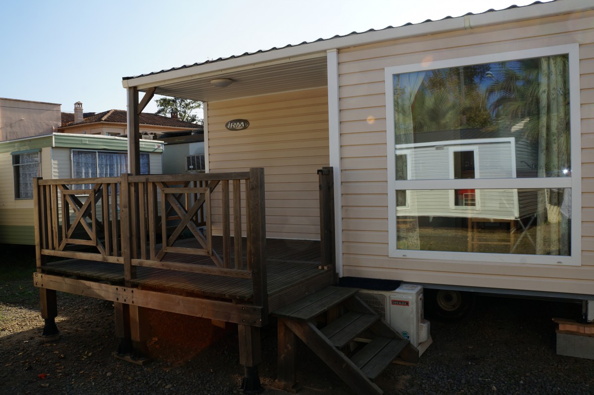 Terrasse intégrée semi couverte de 8,40m² du mobil home IRM Loggia 2008