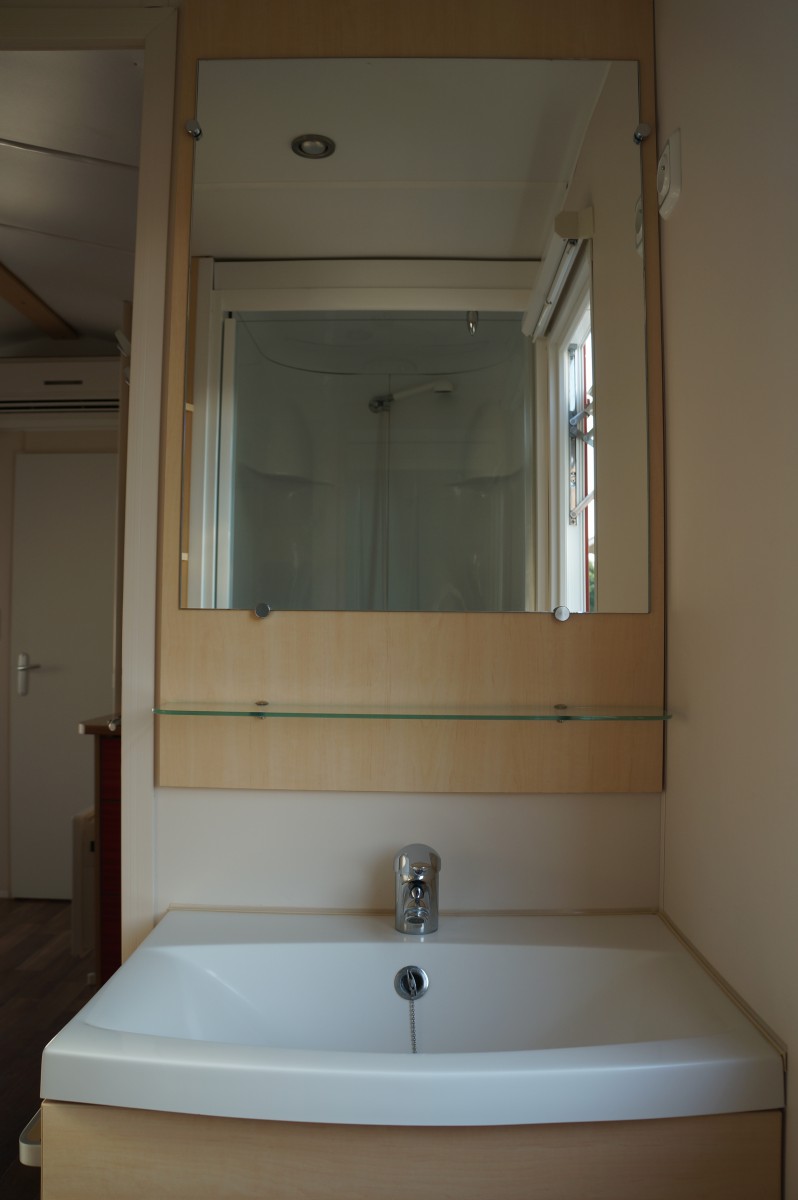 Meuble vasque et miroir dans la salle d'eau du mobil home IRM Loggia 2008