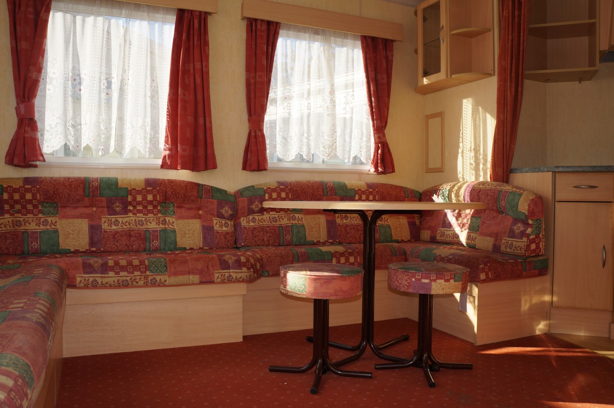 Banquette rotonde dans le salon du mobil home ABI Montana 28-2 chambres 1998