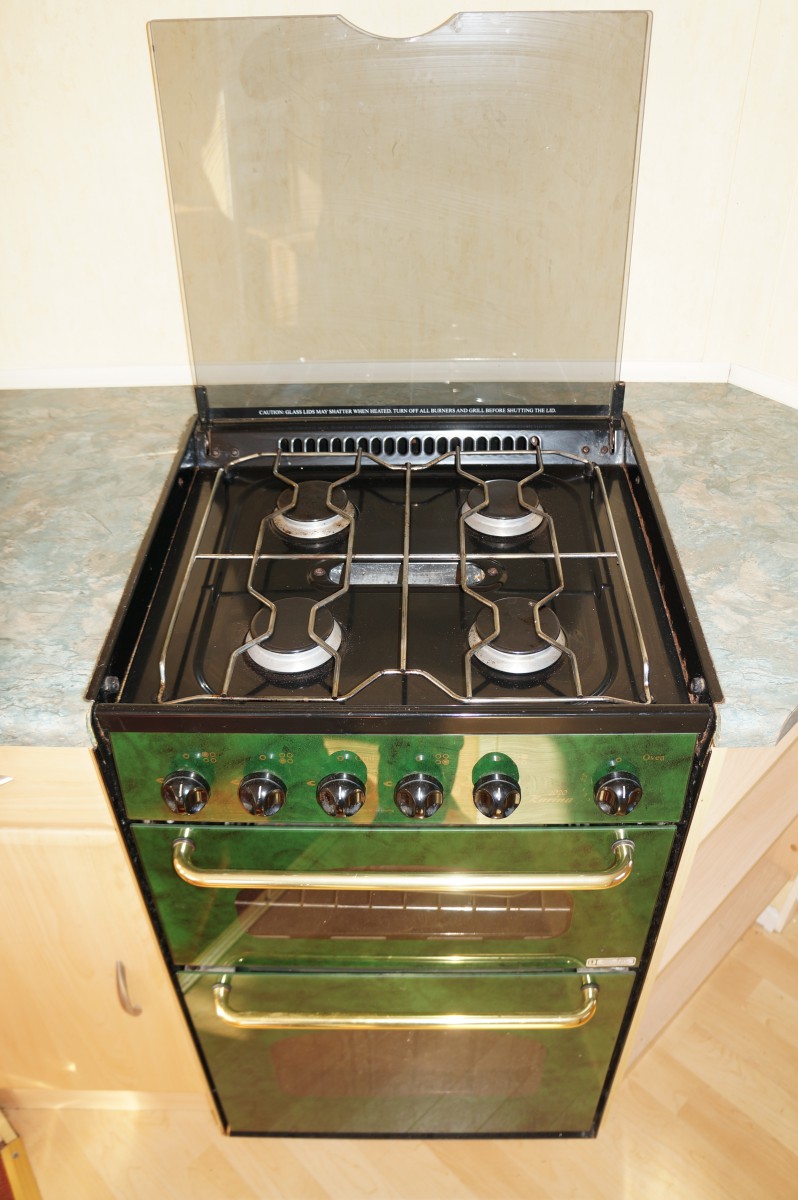 Cuisinière type vanette dans la cuisine du mobil home ABI Montana 28-2 chambres 1998