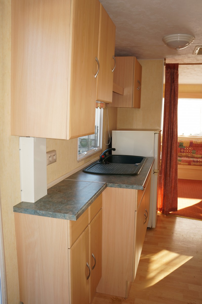 Cuisine avec nombreux rangements du mobil home ABI Montana 28-2 chambres 1998
