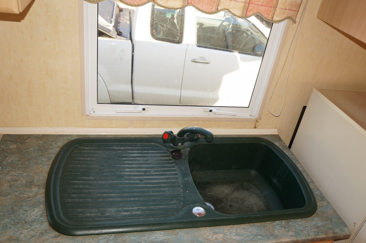 Evier en résine dans la cuisine du mobil home ABI Montana 28-2 chambres 1998