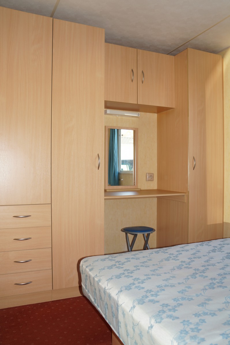 Nombreux rangements dans la chambre 1 du Chambre 1 du mobil home ABI Montana 28-2 chambres 1998
