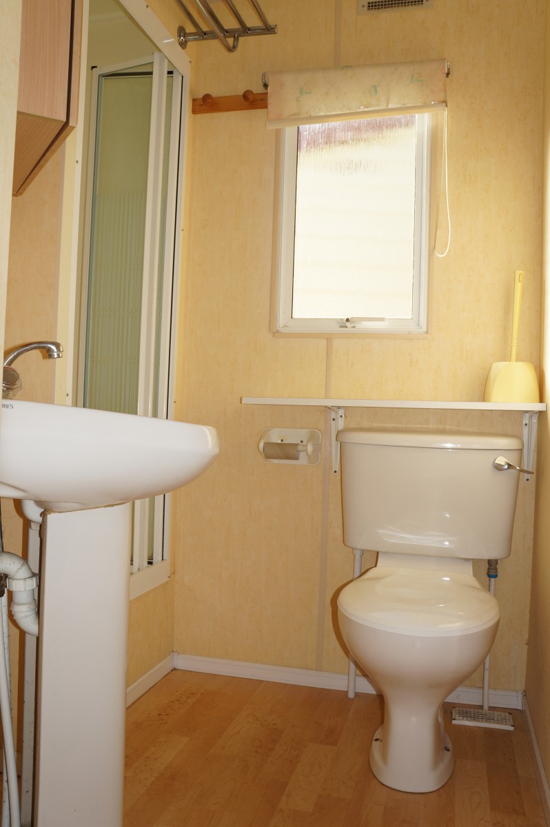 Salle de bains intégrant les WC dans le mobil home ABI Montana 28-2 chambres 1998
