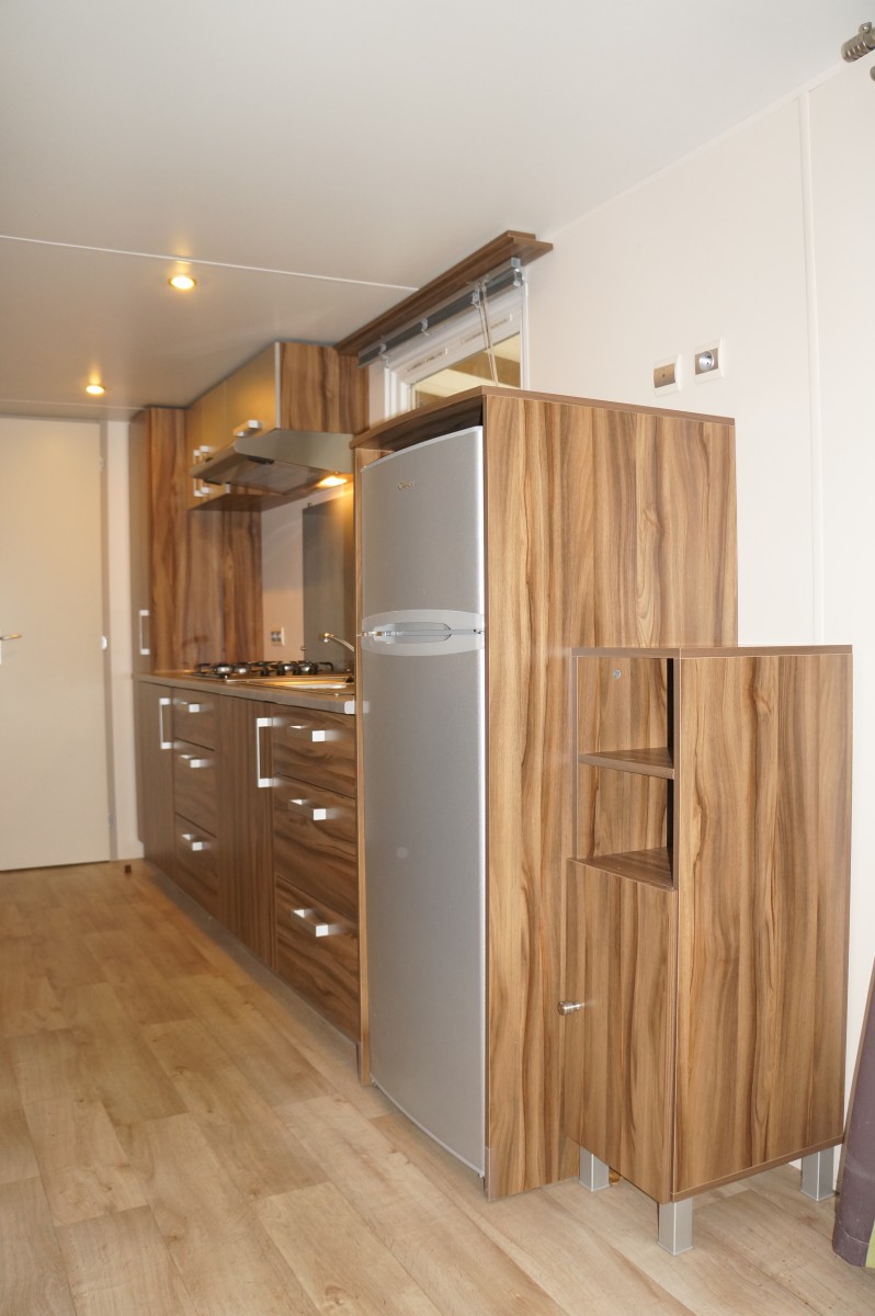 Cuisine avec nombreux placards et éléments du mobil home IRM Saphir panoramique 2011