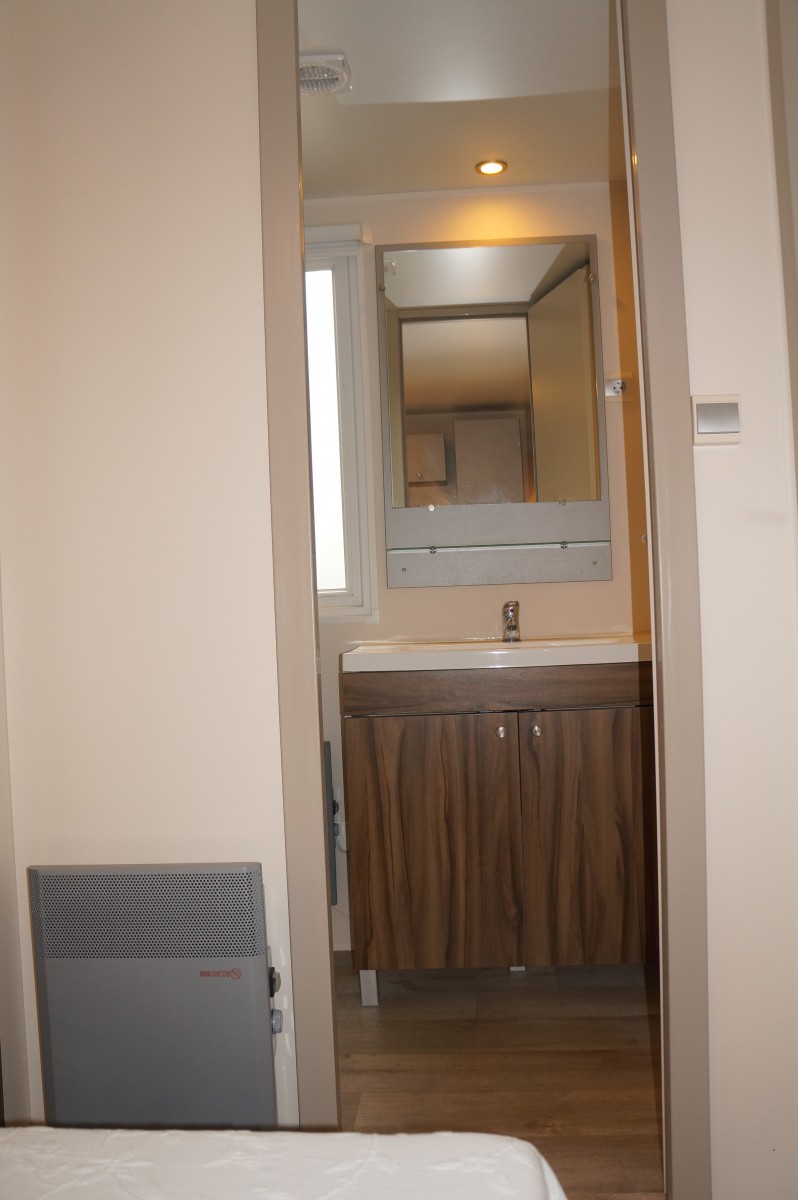 Accès direct salle d'eau depuis la suite parentale du mobil home IRM Saphir panoramique 2011