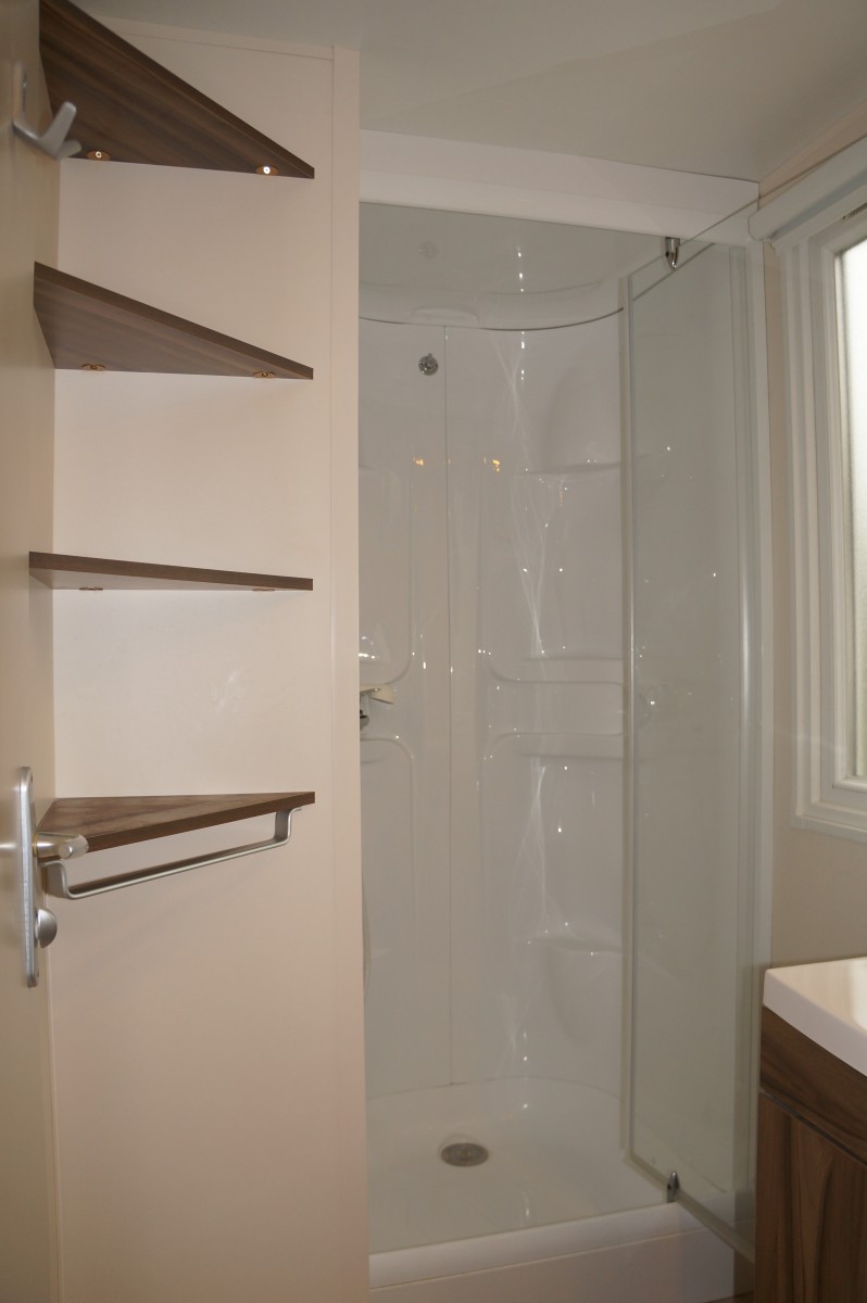 Cabine de douche 80x80cm dans la salle d'eau du mobil home IRM Saphir panoramique 2011