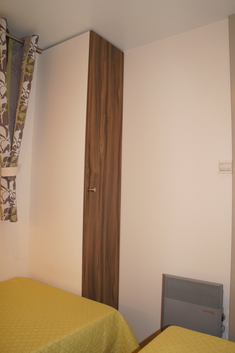 Penderie dans la chambre 2 du mobil home IRM Saphir panoramique 2011
