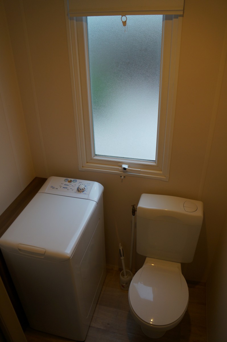 Lave linge top dans les WC du mobil home IRM Saphir panoramique 2011