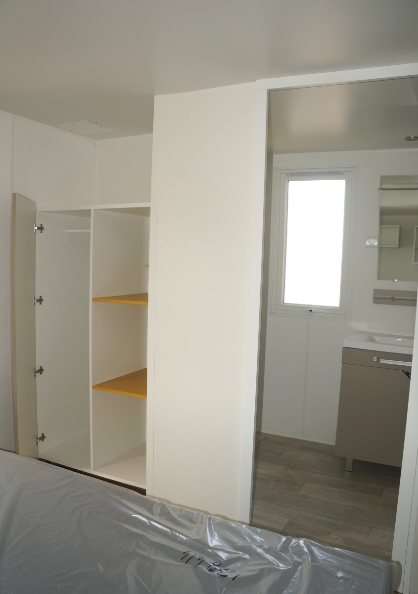 armoire et accès direct à la salle de bain du mobil home irm super titania régu