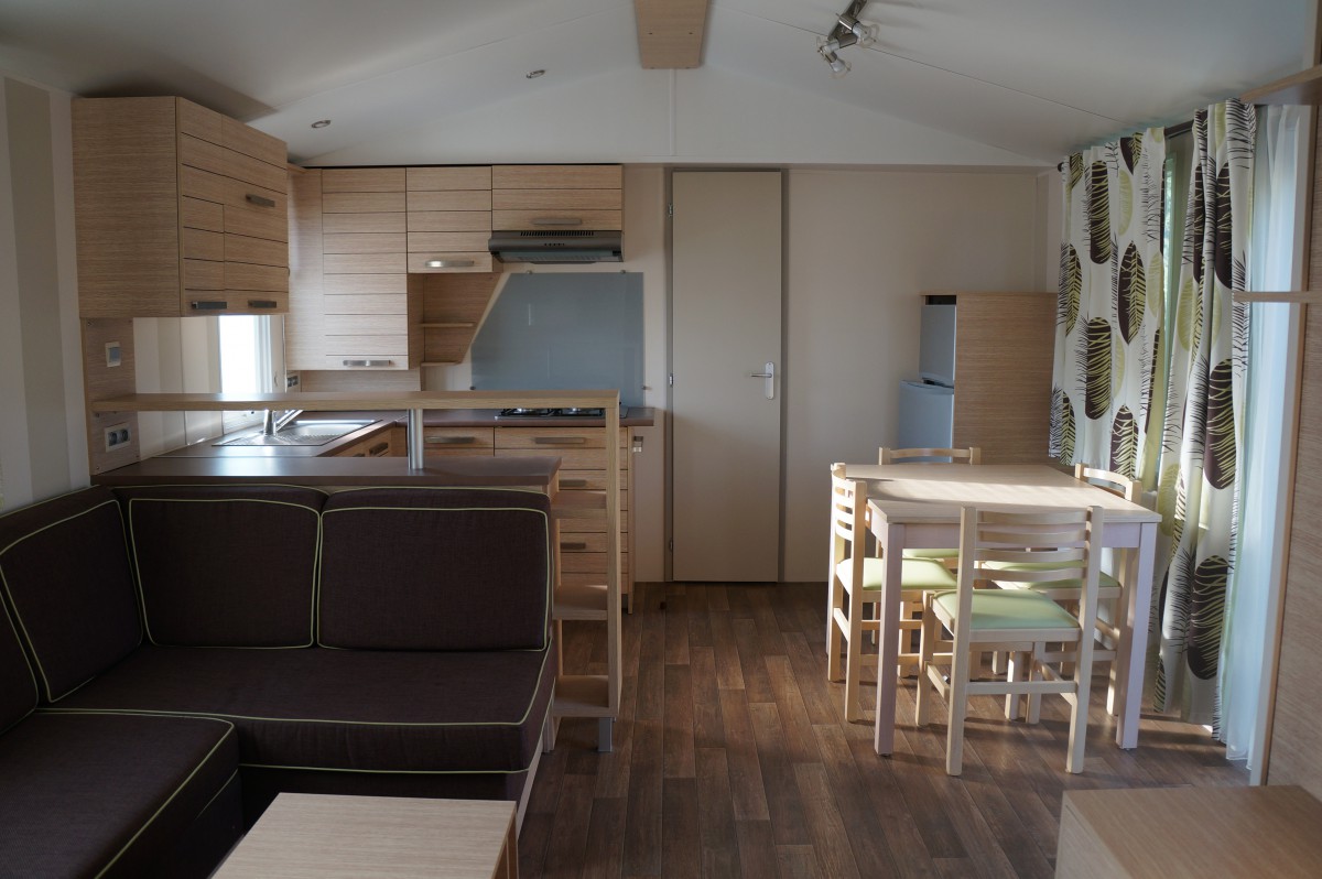 Pièce à vivre du mobil home occasion IRM Apollon Confort 2010