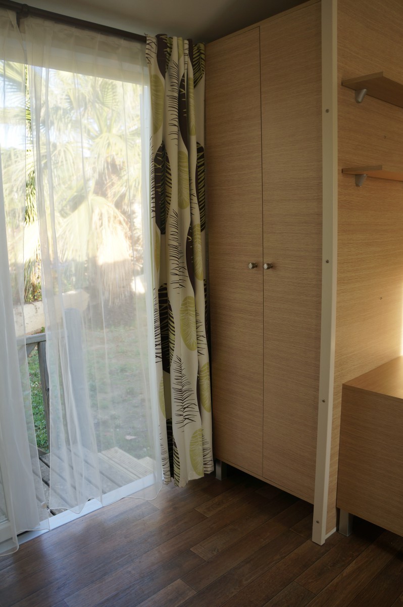 Porte d'entrée et penderie du mobil home occasion IRM Apollon Confort 2010