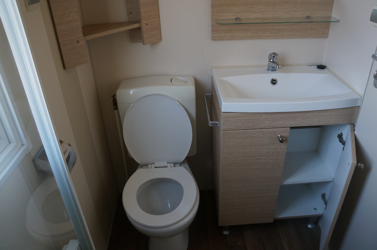 WC et meuble 2ème salle de bain du mobil home occasion IRM Apollon Confort 2010
