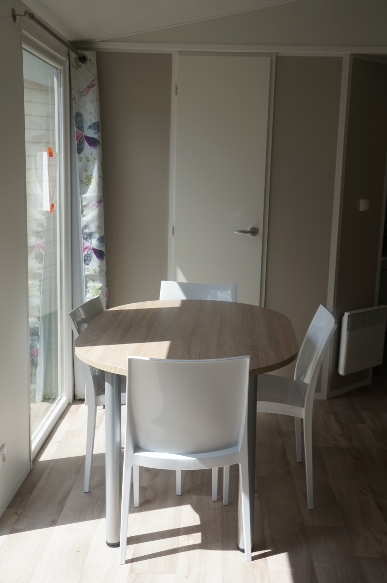 le coin repas du mobil home neuf Louisiane Savanah 2 chambres 2015