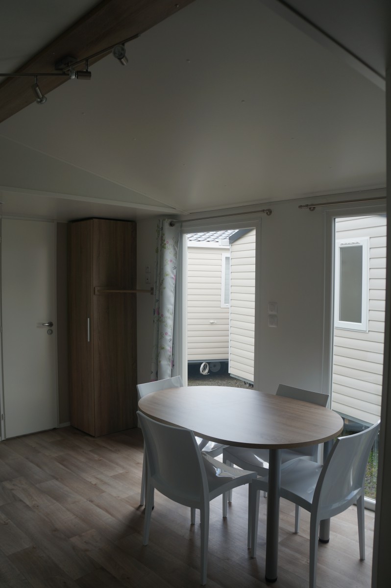 vue coin repas du mobil home neuf Louisiane Savanah 2 chambres 2015