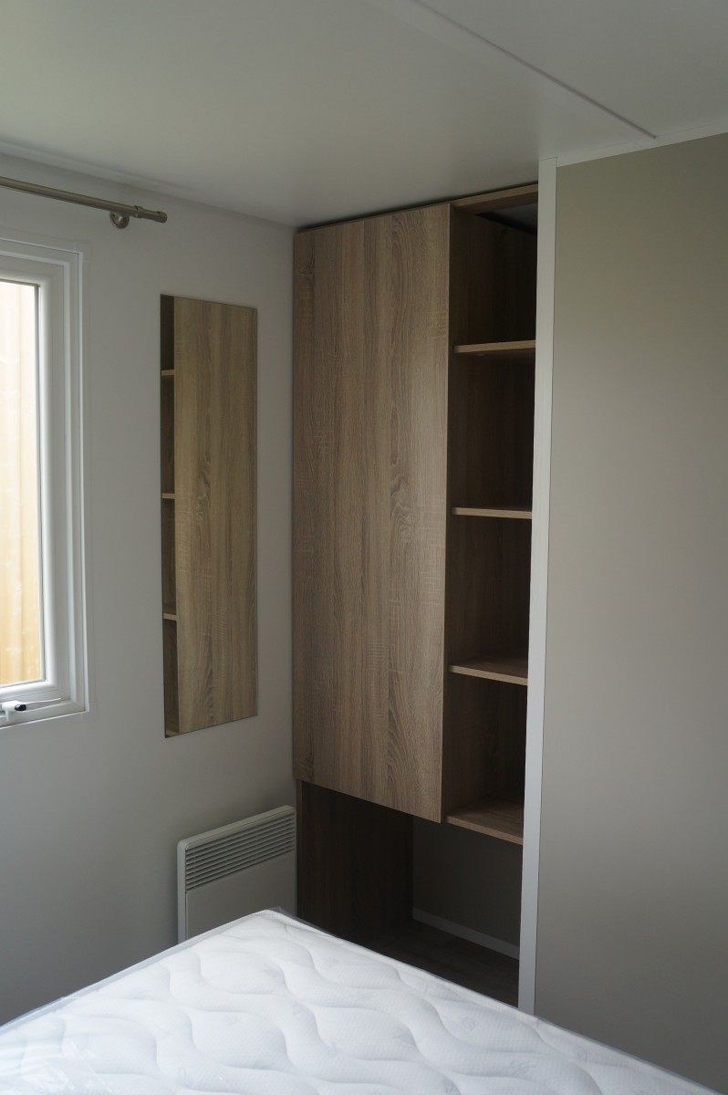 penderie chambre parentale du mobil home neuf Louisiane Savanah 2 chambres 2015